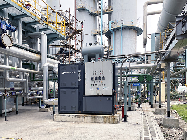 真實工作導熱油電加熱器圖片，高溫下穩定運行