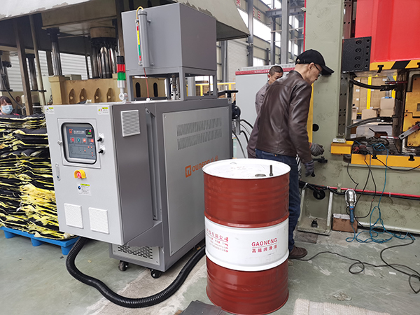 高效控溫，內飾件模溫機確保汽車隔音墊生產質量