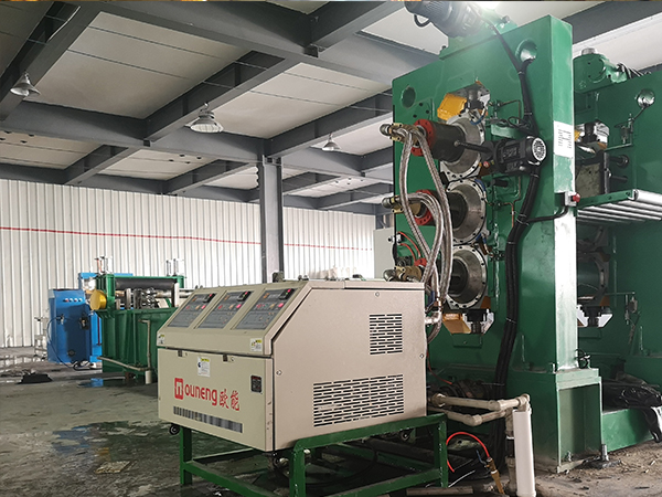 輥筒用模溫機進行溫度控制，精準控溫助力生產